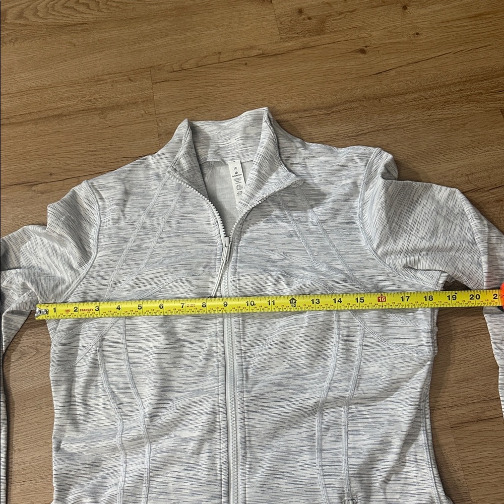 Lululemon jacket size 10 - Picture 6 of 9